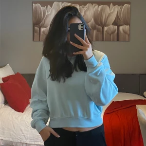 Sweatshirt  - En jättefin ljusblå sweatshirt. Den är i storlek  XS och är superskön!