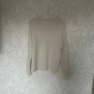 Stickad tröja - Säljer min jättefina stickade tröja  i beige vit färg!💗den är som ny utan några defekter eller fläckar😊💗