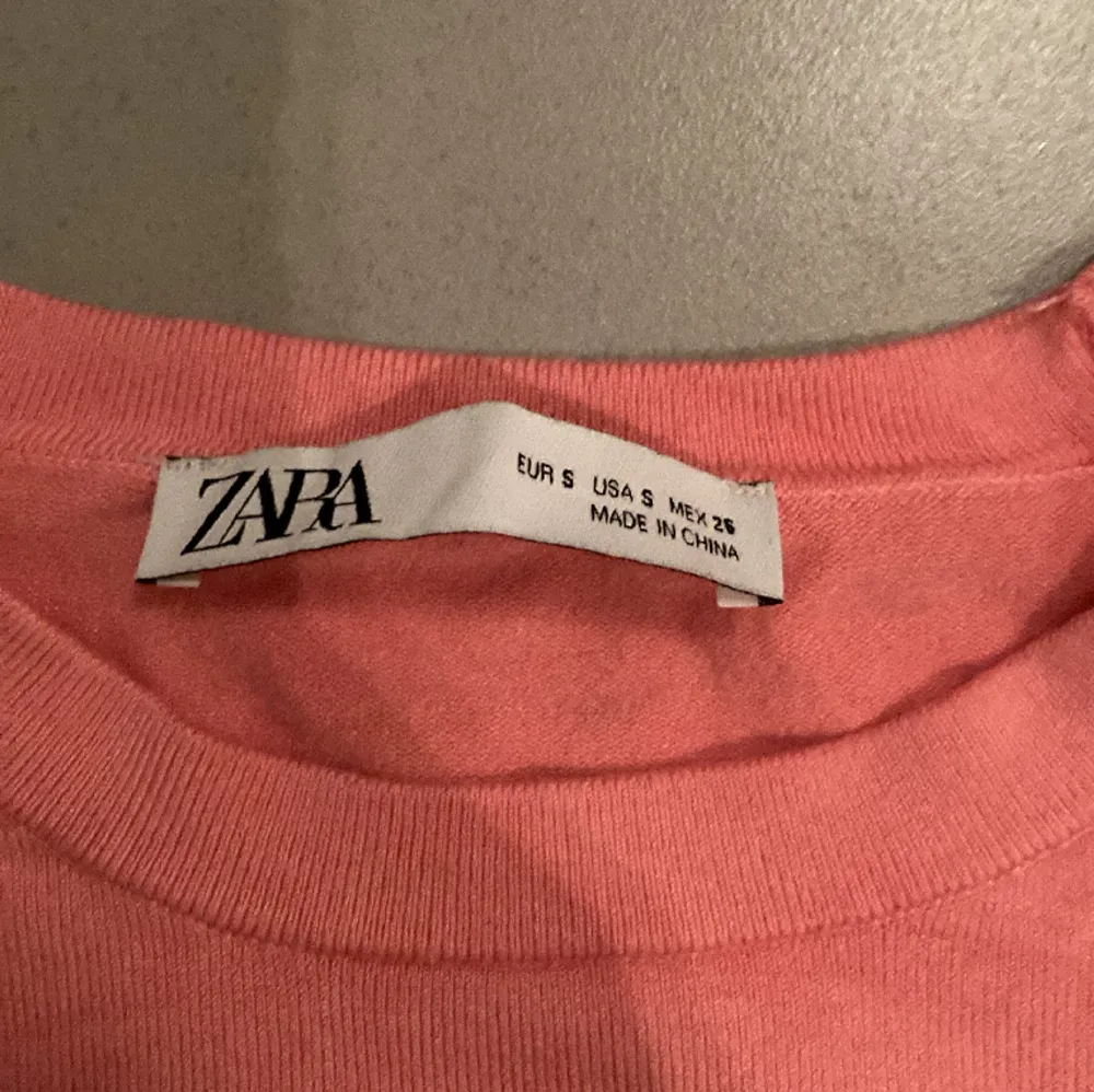 En rosa tröja från Zara, den är strl S men rätt så strechigt tyg, guldiga knappar på ärmarna.. Tröjor & Koftor.