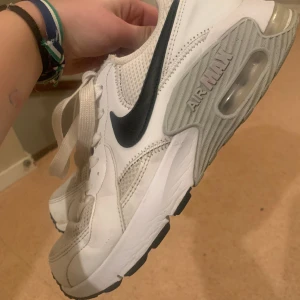 Nike air max - Har tvättat de ofc, men de är fortfarande lite smutsiga och de har ett hål längst bak i hälen men det är inget vasst som sticker ut säljer då de är för stora de är väldigt sköna tho ska jag säga 