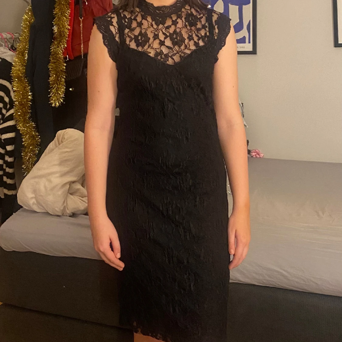 Svart spetsklänning