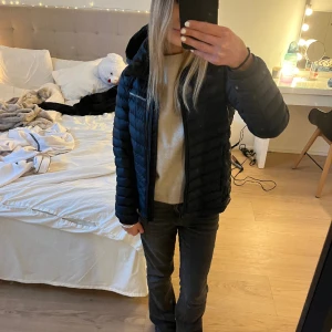 Jacka - Denna jacka är endast använd några gånger, och är i väldigt bra skick! Passar folk som har xxs-xs 