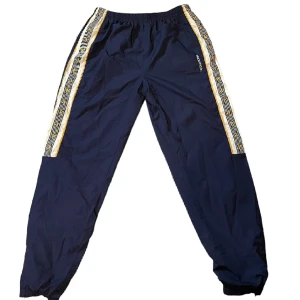 Träningsbyxor - Riktigt sköna träningsbyxor från märket Diadora. Midja:43cm, ytterbenslängd:177cm, innerbenslängd:80cm. Skriv på dm vid frågor eller fler bilder!