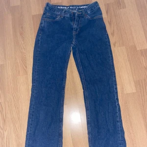 Bikbokjeans Lowrise Straightleg  - Jeans fr bikbok, använda fåtal gånger, jättebra skick  Ordinariepris 699kr  Längdstorlek : 32  Midjestorlek : 24