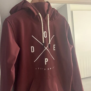 Dope jacka - Säljer min älskade dope jacka då jag har tröttnat på att åka skidor🥲älskar den färgen verkligen🤩❤️tror jag köpte den förra året❤️(på andra bilden hade jag vikt upp den)