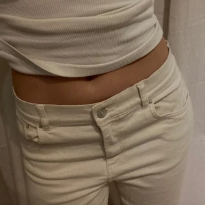 Beige byxor från Wera! - Snyggaste beige/krämvita byxorna från WERA!! Strl 40 men passar mig som har 36 oxå. Supersköna och stretchiga i materialet!