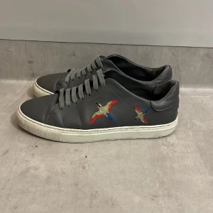 Arigato skor - Skick 8/10 använd några gånger. Lite slitna men inget man märker.  Ny pris - 2500kr Mitt pris - 699kr