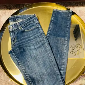 Low waist, sexy style jeans, always good condition! Only selling because it doesn’t fit me anymore :(