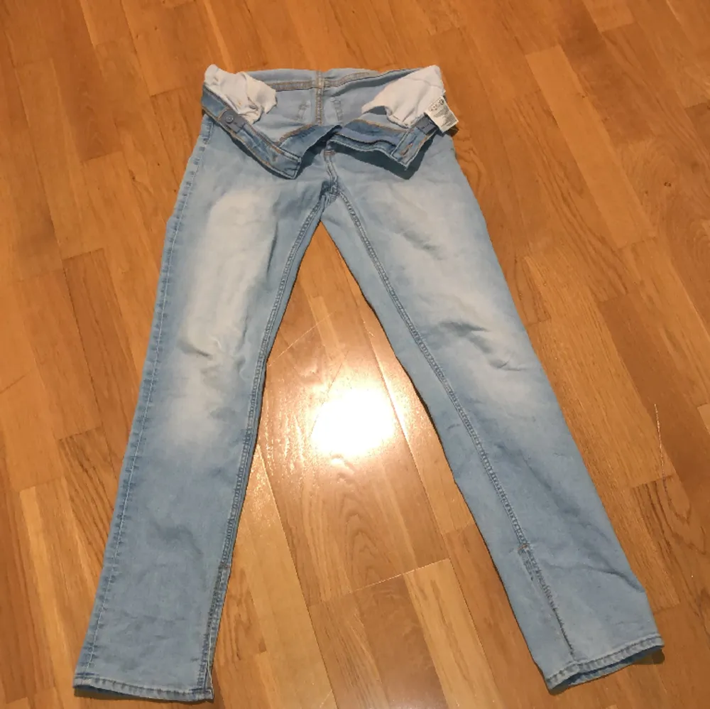 Ett par ljusblå Jeans som är skärd vid anklarna❤️säljer för det har blivit för små för mig och är i okej skick. 55kr+frakt👍skriv gärna pris förslag om du  tycker 55kr är för mycket . Jeans & Byxor.