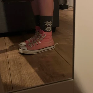 Converse - Rosa Converse, väl använda med några märken men i övrigt i bra skick