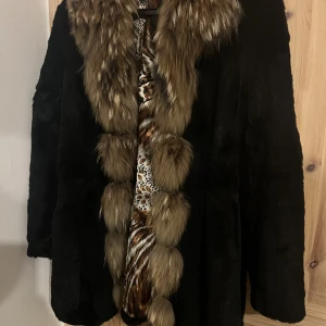 Pälskappa - Kappa i äkta päls, getpäls/kanin mycket gott skick.  Finns en bälte att knyta i midjan, spännen som gör att den går att knäppa hela vägen. Finns möjlighet att prova kappan i Västerås. 