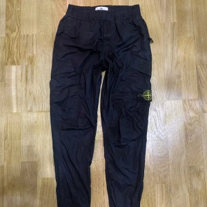 Stone Island Byxor - Snygga svarta stone island byxor i slimfit