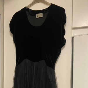 Klänning  - Klänningen är jättefin och nästan är ny 