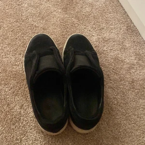 Arigatos 360 laceless  - Helt okej skick använda fåtal gånger är i storlek 40 passar även 41 kan mötas upp i Stockholm vid några frågar ör det bara att skriva.