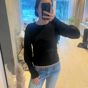 Svart topp - Söt svart topp från NA-KD i bra skick.