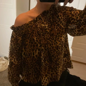 Leopard One shoulder  - JÄTTE snygg, sitter helt perfekt. Svår att få med på bild men är jätte snygg i verkligheten💕