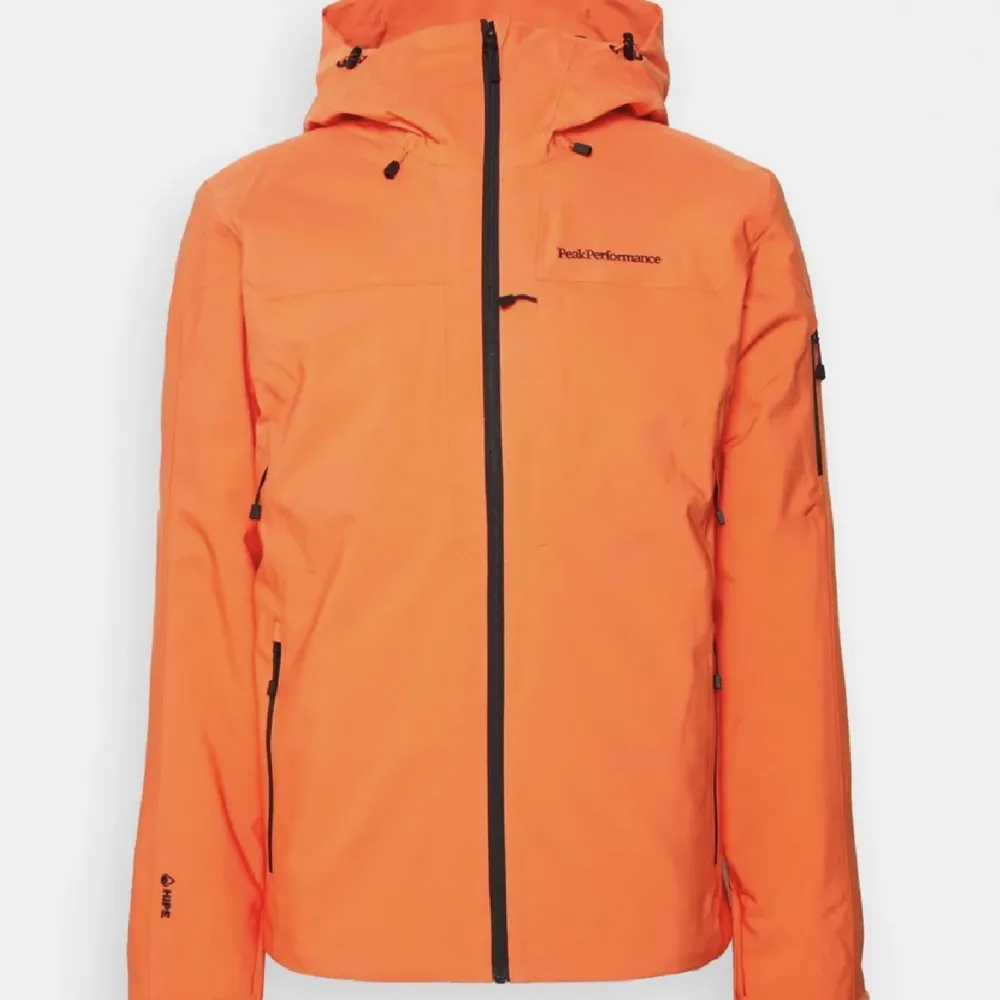 Säljer denna skidjacka från Peak performance. Det är en fodrad orange jacka och modellen heter maroon jacket. Nypris 3500. Super bra skick! . Jackor.