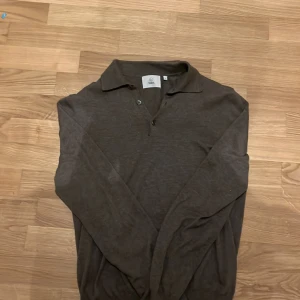 Tröja med krage  - Snygg tröja med krage ifrån Bläck Skick: 10/10