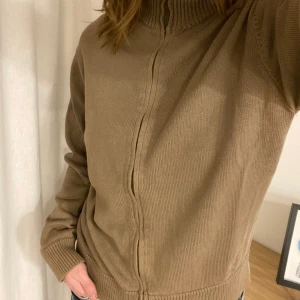 Stickad tröja, zip up - Vintage peak performance zip up. Snygg och i bra skick. 