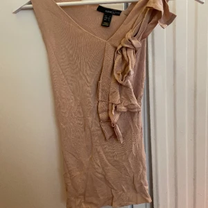 Stickad topp med volanger - Stickad topp med volanger, Mango Suit vintage 