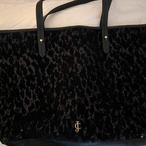 Handväska från Juicy Couture, svart med paljetter.  Mindre tecken på användning på handtag, se bilden