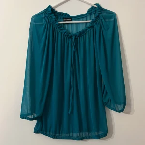 Blå blus - Säljer denna fina blus då den inte kommer till användning💕Storlek S men skulle säga att den passa M också❤️