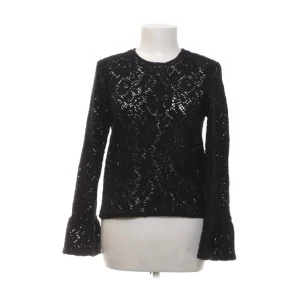 Svart spetströja - Säljer nu min jättefina svarta spets tröja då ja har en typ likadan och behöver rensa min garderob. Skriv vid frågor annars använd gårna köp nu!