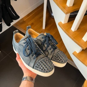 Christian Louboutin  - Christian Louboutin skor (sällsynt färg) storlek 43,5 ny skick inte använda många gånger allt og finns! Extra laces, spikes, dustbags, kvitto/fler bilder kan fås privat! Bara höra av sig vid frågor eller funderingar! Kan ta byten!