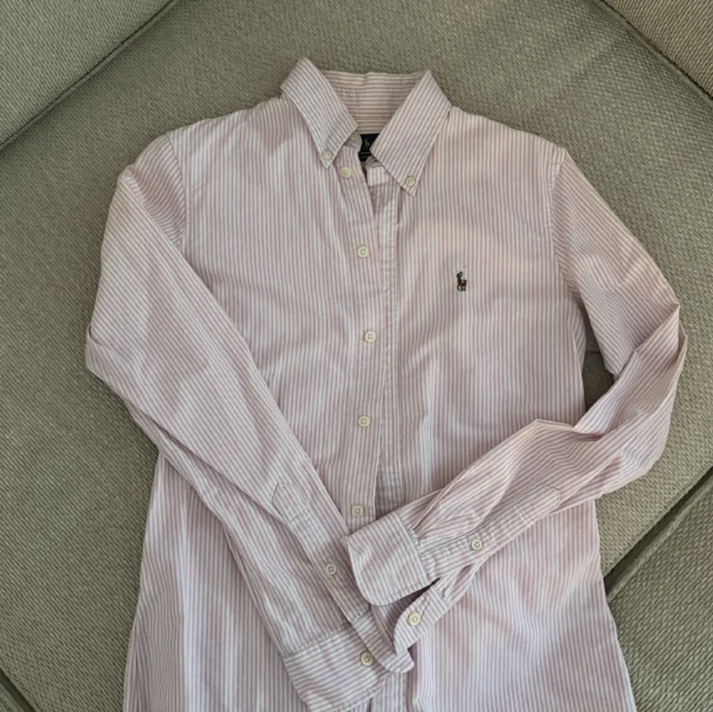 Ralph lauren skjorta i randig rosa och vit. . Skjortor.