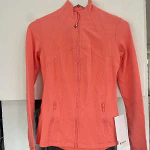 Lululemon Define Jacket Luon - Säljer min Korallfärgad Lululemon Define Jacket🩷 Pris - 1000 kr. Storlek 4 (motsvarar 34-36). Aldrig använd med etikett kvar. Kan mötas upp eller posta iväg🥰 Hör av er vid frågor eller intresse!