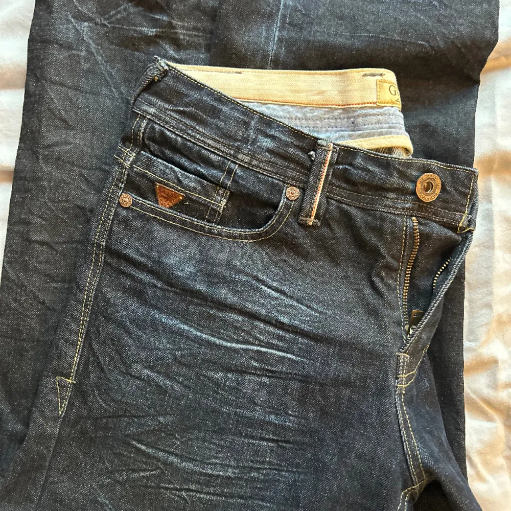 Snygga jeans från Guess! Jättebra skick, knappt använda. Lågmidjade (regular straight).. Farkut & Housut.