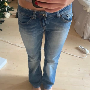 Jeans - SUPER snygga❣️❣️midjemåttet:39 Innerbenslängd: 72