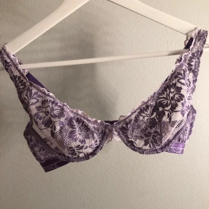 Bh lounge underwear  - Bh från lounge underwear i lila. Utan vaddering. Storlek 75c och normal i storlek.💗