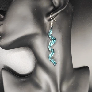 Handgjorda örhängen  - Min mamma tillverkar och designar egna smycken. Dessa är vävda i små glaspärlor. De är 5.5 cm långa. 