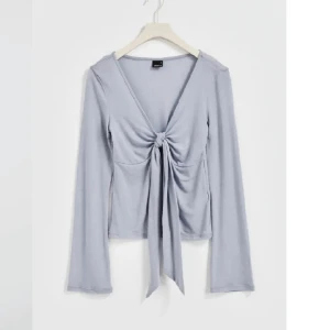 Topp/blus från Ginatricot - Populär topp från ginatricot som är designbysi inspirerad✨ använd och tvättad 1 gång! Inga fläckar eller täcken på användning 🦋