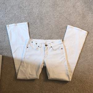 Jättesnygga vita jeans som är Lowwaist bootcut. Köpte här på plick men var tyvärr fel storlek. I bra skick⭐️