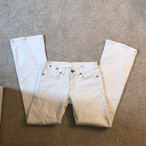 Lowwaist bootcut jeans  - Jättesnygga vita jeans som är Lowwaist bootcut. Köpte här på plick men var tyvärr fel storlek. I bra skick⭐️