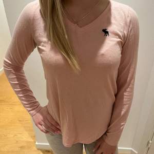 Säljer min rosa-glittriga, V-ringade, långärmade tröja från Abercrombie kids som inte kommer till användning 💗supersnygg färg och ger fin form. Storleken är 11-12 år men skulle säga att den passar för 15+.