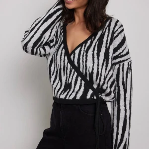 Kofta - Kofta från NA-KD som aldrig är använd, lappen hänger kvar. Storlek S/M