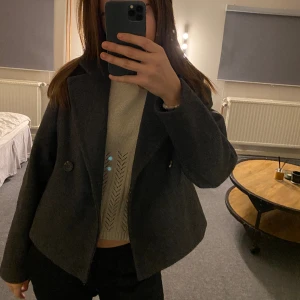 Grå kort kappa  - Säljer en jättefin kappa till våren. Den är grå och kort i modellen. Jag har använt den Max 10 ggr men är sugen på att köpa nått nytt!❤️så den är i nyskick! Hör av er om ni har funderingar ❤️nypris 600kr