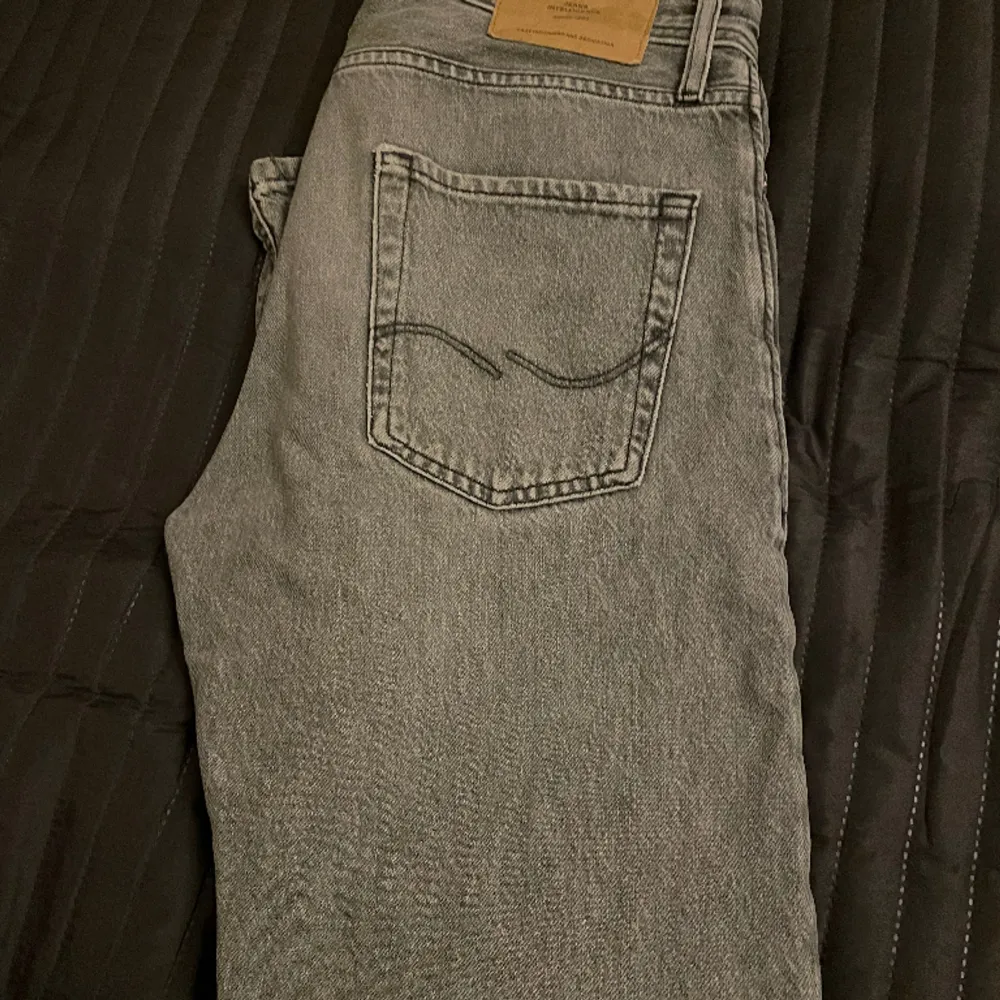 Jack &Jones Jeans  Modell Loose/Chris W29/L30 Ljusgrå Som nya, lite andvända Nypris ca 600kr. Jeans & Byxor.