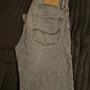 Jack &Jones Jeans  Modell Loose/Chris W29/L30 Ljusgrå Som nya, lite andvända Nypris ca 600kr