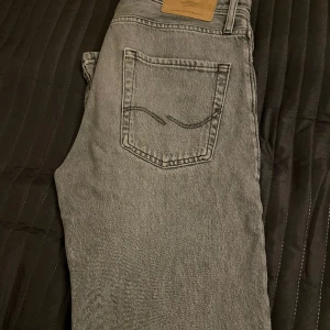 Jack & Jones Jeans Loose/Chris - Jack &Jones Jeans  Modell Loose/Chris W29/L30 Ljusgrå Som nya, lite andvända Nypris ca 600kr