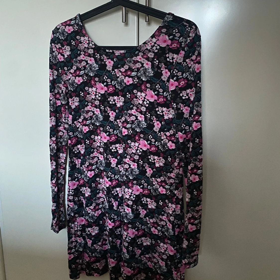 Blommig klänning med v-ringad rygg