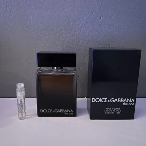Dolce & Gabbana the one 2 ml sample - Säljer dolce & gabbana the one 2 ml samples för endast 49kr. En riktigt god doft perfekt för vintern. skriv vid funderingar!🙌