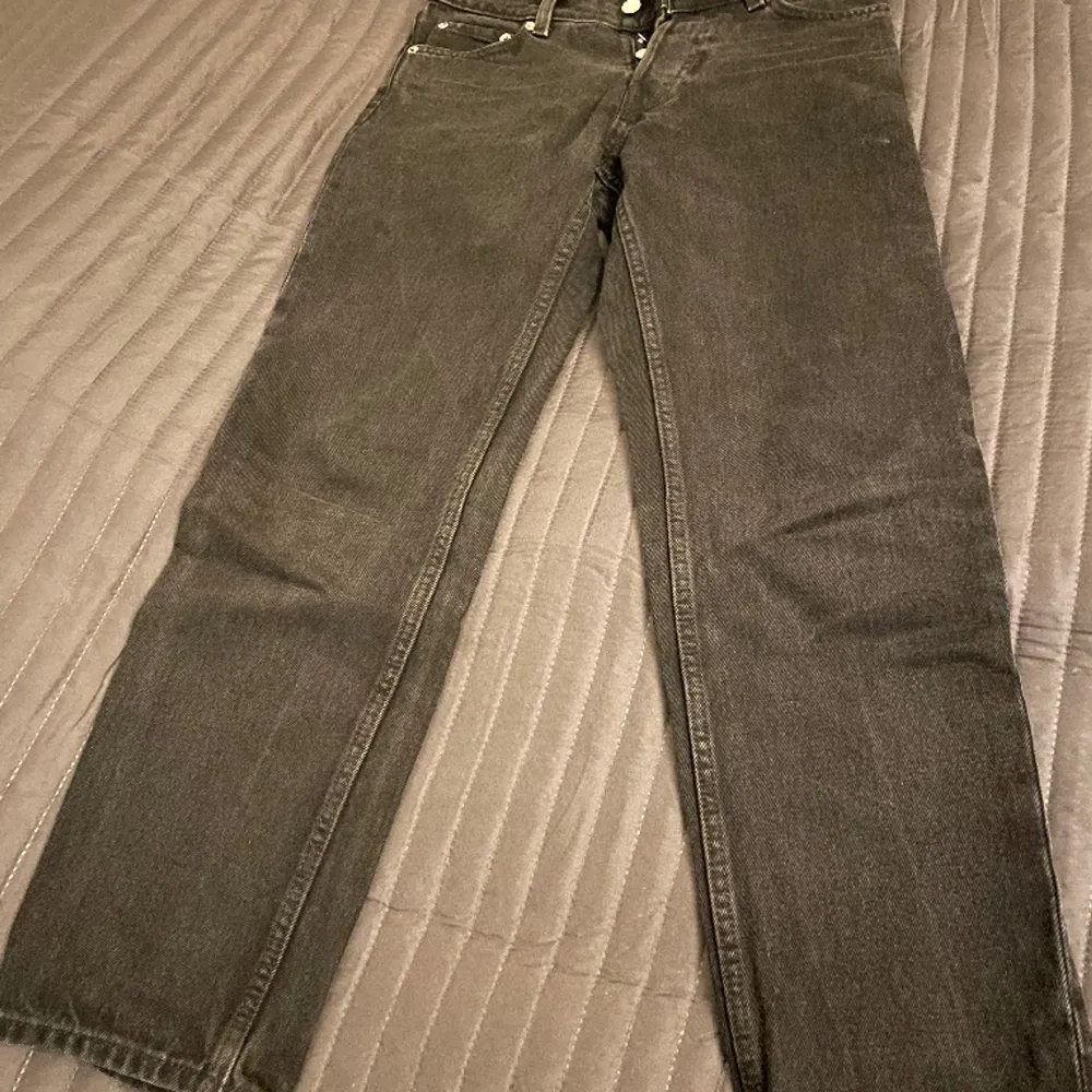 Svarta jeans, har använts under ett par månader, som nya.  Strl. 27 waist & 30 length Modell Barrel från WEEKDAY. Nypris: 600kr. Jeans & Byxor.