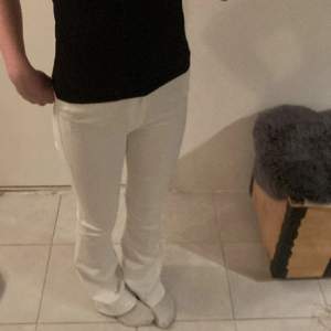 Ett par vita bootcut jeans, de är medelhöga/höga, i väldigt bra skick och i bra längd/lite för långa på mig som är 161. Säljs då de ej kommer till användning