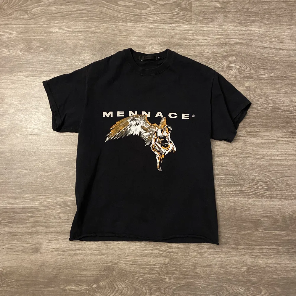 Mennace tshirt. Avklippt därnere av mig. Längd ca 62-63cm. Armhåla till armhåla ca 47cm. Storlek S. T-shirts.