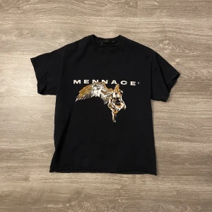 Mennace tshirt - Mennace tshirt. Avklippt därnere av mig. Längd ca 62-63cm. Armhåla till armhåla ca 47cm. Storlek S