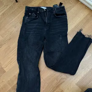 Säljer dessa raka svarta jeans från zara, knappt använda. Strl 36 men är extremt små i storleken så passar 32/34. Slitningarna är med meningen